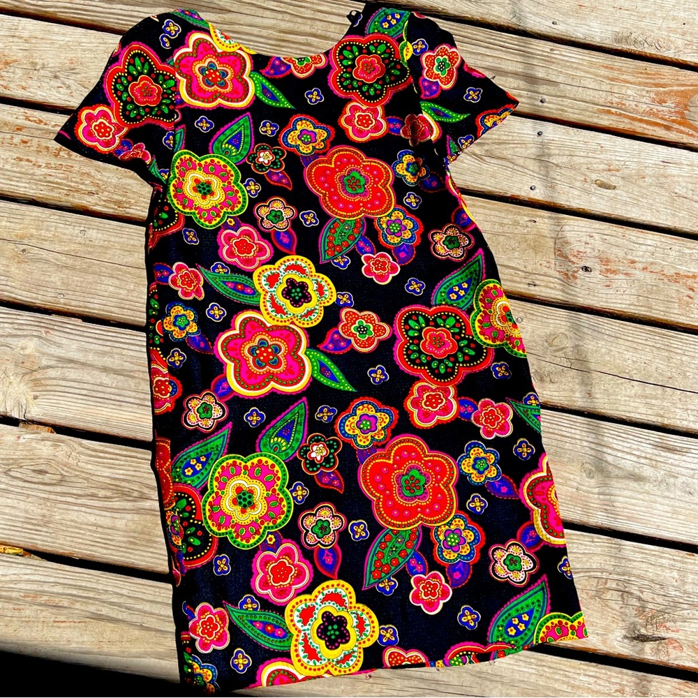 Bright paisley silk shift wiggle dress from Bergdorfs. Great 60’s/70’s print!